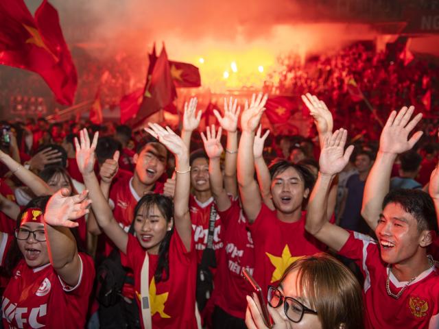 Xem lại khoảnh khắc vỡ òa của CĐV cả nước khi U23 Việt Nam thắng U23 Syria