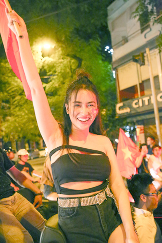 anh: dj trang moon va dan hotgirl ra duong vay co mung chien thang hinh anh 3