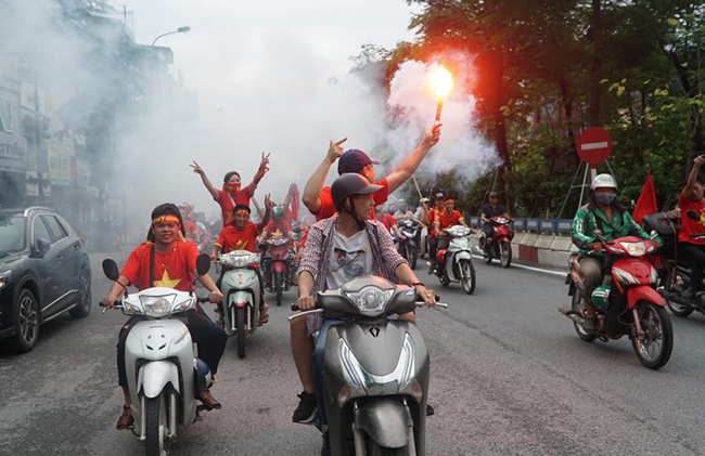 anh: nguoi ham mo dieu hanh, dot phao sang ung ho tuyen viet nam hinh anh 1