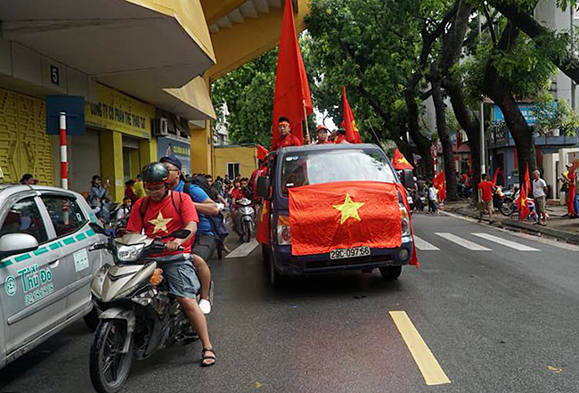 anh: nguoi ham mo dieu hanh, dot phao sang ung ho tuyen viet nam hinh anh 4