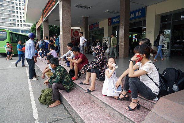 Sau khi mua được vé, nhiều gia đình có con nhỏ phải ra ngoài chờ giờ lên xe, vì bên trong khá ngột ngạt.