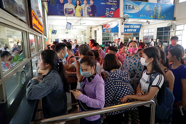 Tại các quầy có đông người xếp hàng nhất, hành khách cũng chỉ mất 20' là có thể mua được vé xe về quê.