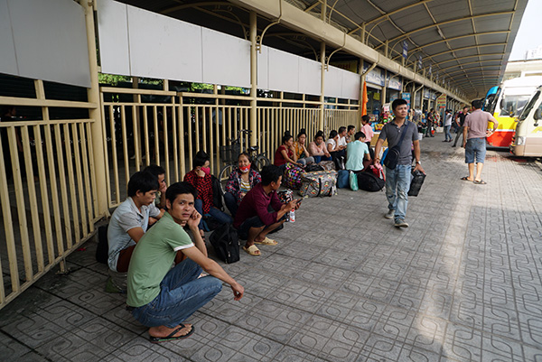 Nhiều hành khách đi tuyến Mỹ Đình - Yên Bái phải vạ vật chờ xe vào bến.