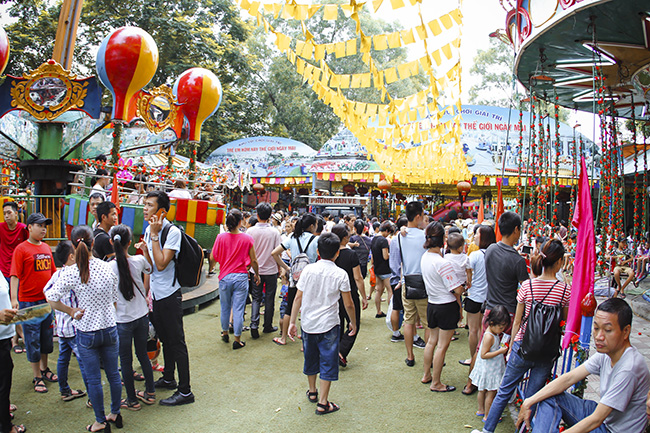 anh: cong vien thu le ken dac nguoi di choi le tranh thu mat troi hinh anh 5