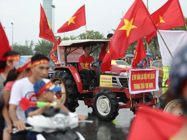 Biển cờ đỏ sao vàng chờ đón chiến binh U23 Việt Nam ở sân bay Nội Bài