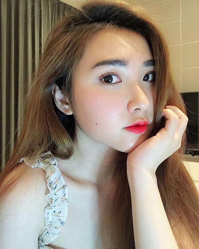 kieu nu xinh dep bi bat gap tay trong tay cung bui tien dung la ai? hinh anh 23