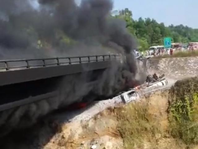 Cao tốc Nội Bài-Lào Cai cấm đường trong 38km sau vụ xe bồn bốc cháy