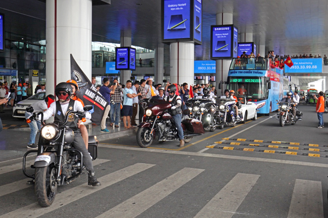 cup ngoai hang anh toi viet nam, di buyt mui tran dieu pho ha noi hinh anh 9