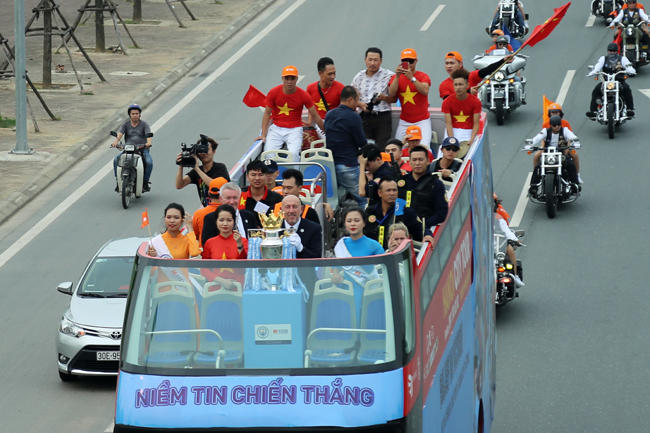 cup ngoai hang anh toi viet nam, di buyt mui tran dieu pho ha noi hinh anh 11