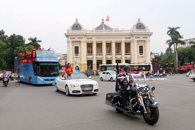 cup ngoai hang anh toi viet nam, di buyt mui tran dieu pho ha noi hinh anh 12