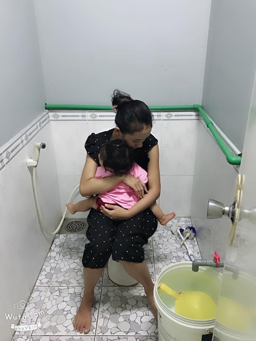 Nỗi khổ chỉ mẹ bỉm sữa mới hiểu: Chẳng có thời gian đi toilet vì con 