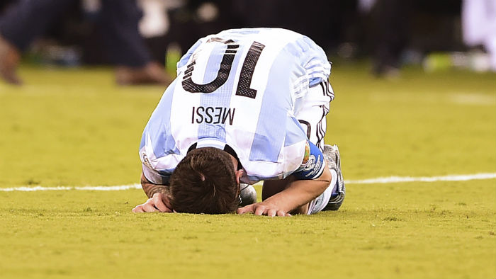 Dù đã thua, nhưng Messi vẫn luôn nỗ lực và không bao giờ từ bỏ. Đó chính là sự quyết tâm và tinh thần chiến đấu của một chân sút hàng đầu thế giới. Hãy xem ảnh Messi thua để cảm nhận những giá trị đó.