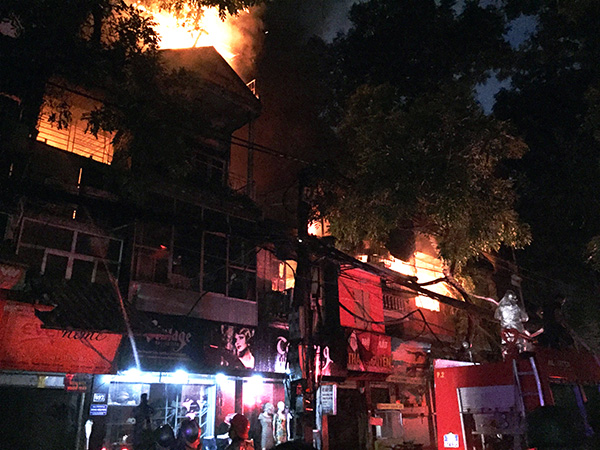 Khoảng 18h50 phút chiều 17.9, ngọn lửa lớn bất ngờ bùng phát tại một căn nhà trên phố Đê La Thành.
