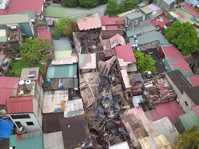 Flycam: Toàn cảnh 10 căn nhà bị thiêu rụi trên đường Đê La Thành