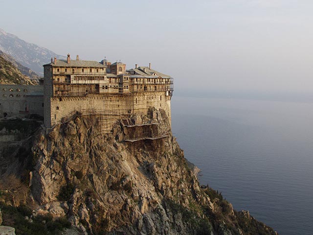 ”Ngọn núi thiêng” nghiêm cấm phụ nữ và trẻ em bước vào ở Hy Lạp