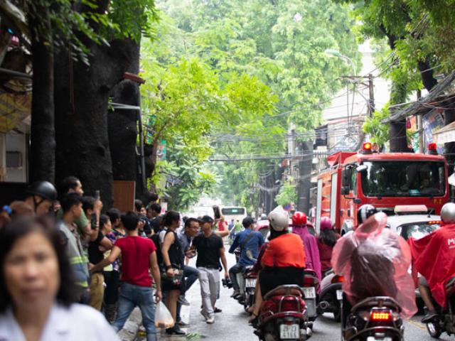 Hà Nội: Lửa bất ngờ bùng cháy lại tại nơi 19 căn nhà bị thiêu rụi