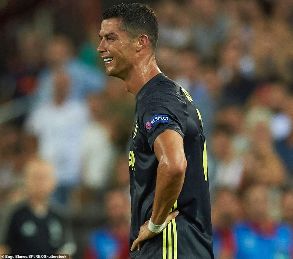 CLIP: Cận cảnh Ronaldo nhận thẻ đỏ... lãng xẹt, bật khóc trên sân