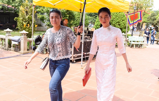 lam khanh chi va dan sao nu gay tranh cai vi trang phuc di cung to nghe hinh anh 17