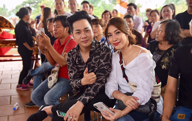 lam khanh chi va dan sao nu gay tranh cai vi trang phuc di cung to nghe hinh anh 24