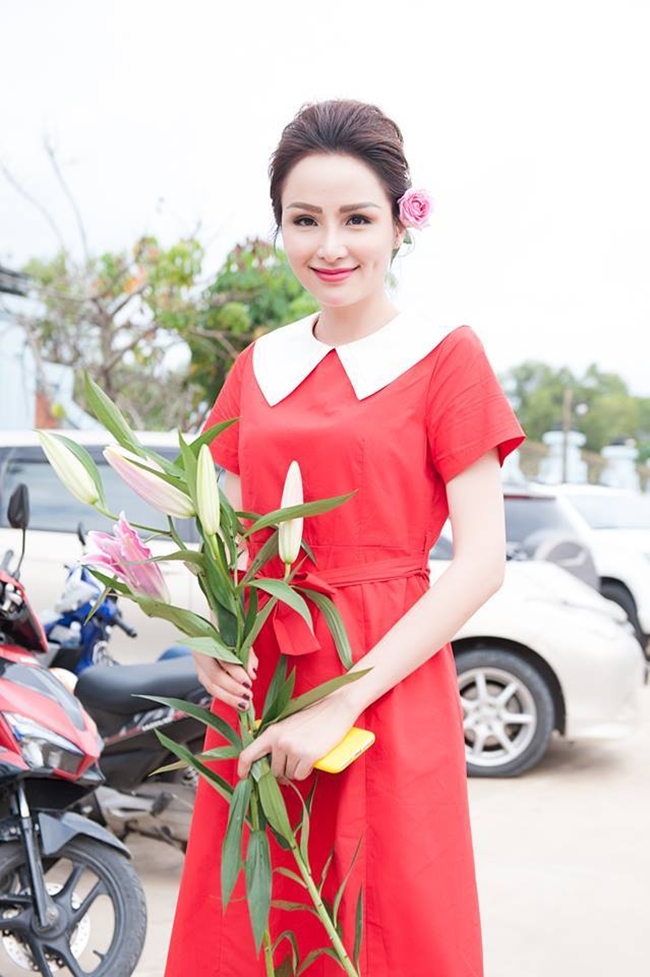 lam khanh chi va dan sao nu gay tranh cai vi trang phuc di cung to nghe hinh anh 3