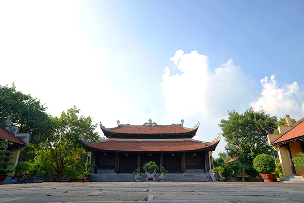 Nằm trên quốc lộ 10, ngay đối diện lối vào nhà Chủ tịch nước là đền thờ Doanh điền sứ Nguyễn Công Trứ. Đây là di tích lịch sử văn hoá đã được xếp hạng cấp quốc gia.