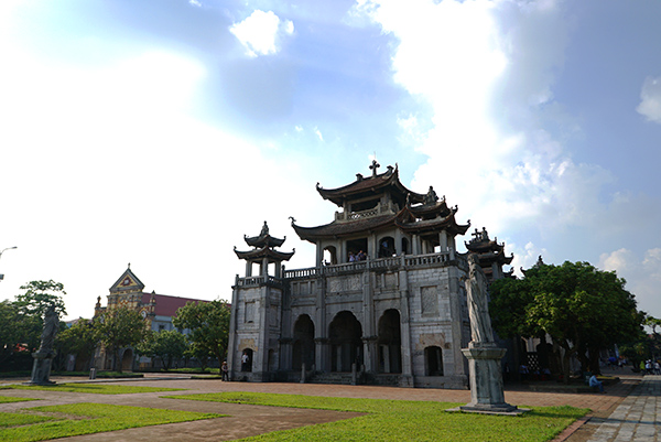 Với lối kiến trúc Công giáo cổ kính mô phỏng lại nhiều nét kiến trúc đình chùa Đông Á, công trình này đang được hoàn thiện hồ sơ đề nghị UNESCO công nhận là di sản văn hoá thế giới.