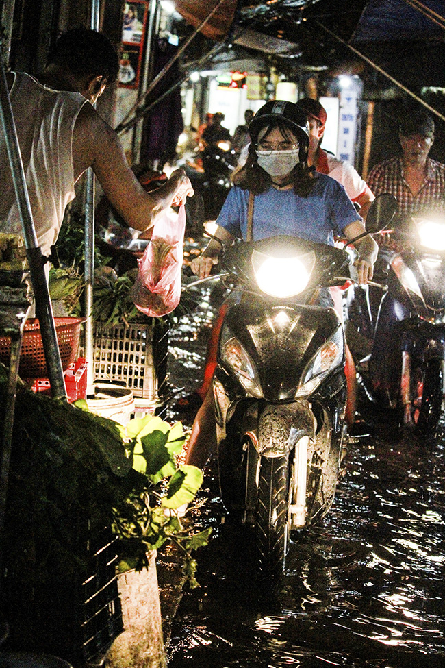 anh: ha noi mua to ngap may thi van phai loi nuoc di cho, don con hinh anh 1