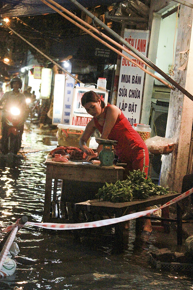 anh: ha noi mua to ngap may thi van phai loi nuoc di cho, don con hinh anh 3