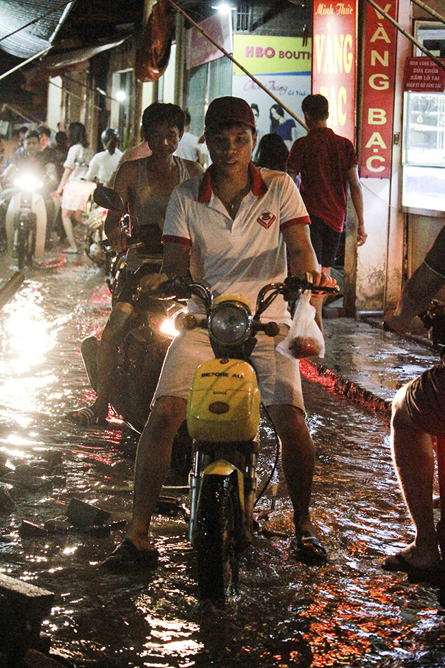 anh: ha noi mua to ngap may thi van phai loi nuoc di cho, don con hinh anh 8