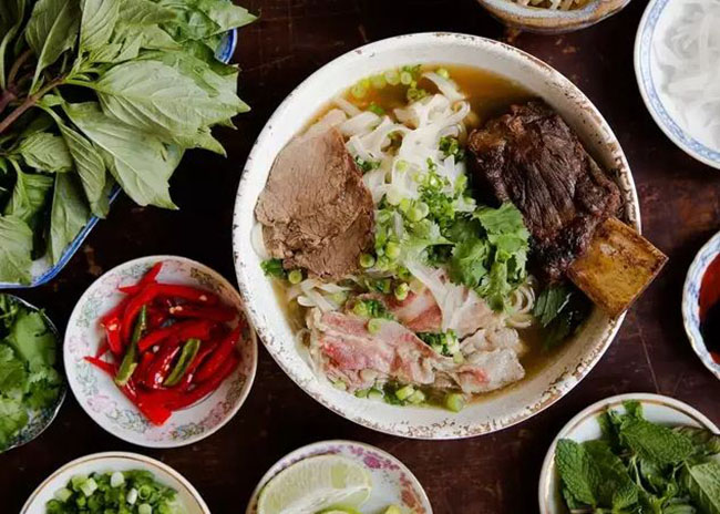 Phở Việt Nam được biết đến như một trong những món ăn ngon và đặc sản của Việt Nam. Hương vị đậm đà, thịt bò thơm ngon, nước dùng đậm đà chắc chắn sẽ làm say lòng những người thưởng thức. Hãy xem những hình ảnh để cảm nhận được sự quyến rũ của món phở này!