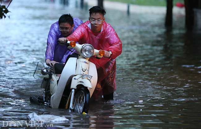 mua lon ngay quoc tang: nhieu tuyen pho thu do ngap nang, un tac hinh anh 11