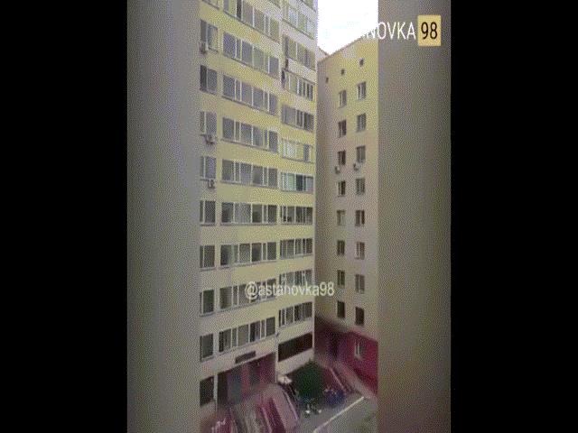 Bé trai Kazakhstan rơi từ tầng 10, người đàn ông giơ tay tóm giữa chừng