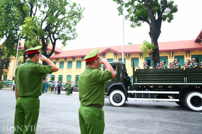 qua nhieu pho, xe tang dua linh cuu chu tich nuoc ghe nha rieng hinh anh 10