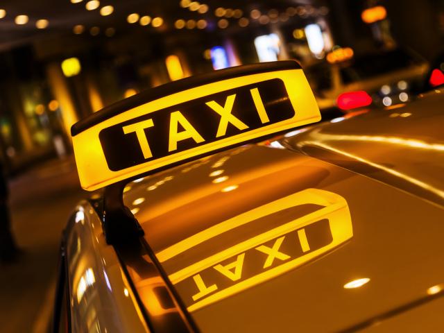 Hẹn hò xong, vợ và người tình gọi đúng taxi của chồng