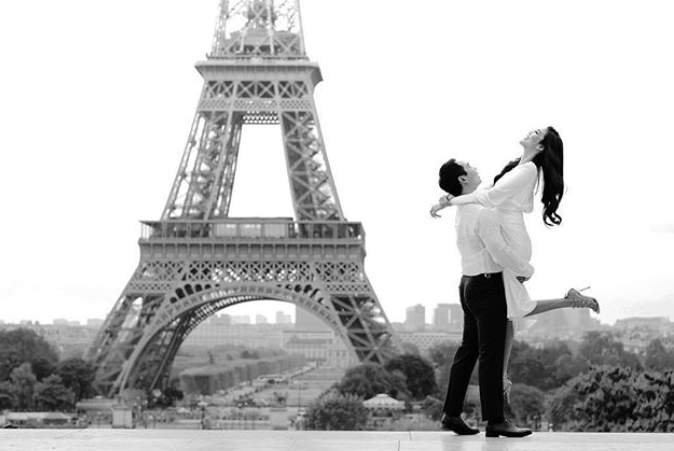 Nếu bạn đang có kế hoạch tổ chức đám cưới tại Pháp thì những hình ảnh về chụp ảnh cưới tại xứ sở hoa hướng dương chắc chắn sẽ khiến bạn say đắm. Hãy khám phá những bức ảnh đẹp lung linh và thơ mộng này.