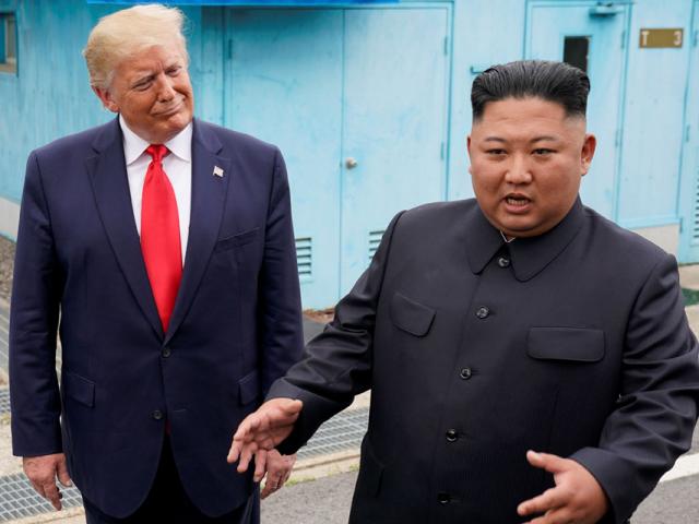 Vật thể lạ xuất hiện sát biên giới Triều Tiên sau cuộc gặp chóng vánh Trump - Kim