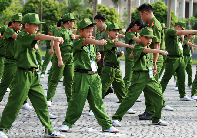 anh: chien si nhi hang say tap dieu lenh va 25 dong tac vo thuat cand hinh anh 2