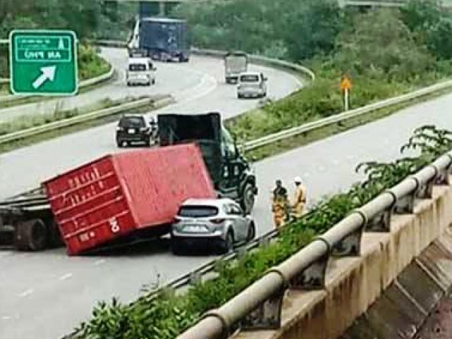 Ớn lạnh với hình ảnh thùng hàng container rơi đè vào ô tô trên cao tốc