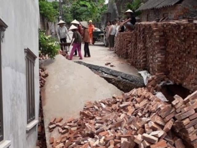 Hố tử thần sâu 4m bất ngờ xuất hiện giữa khu dân cư ở Hà Nội