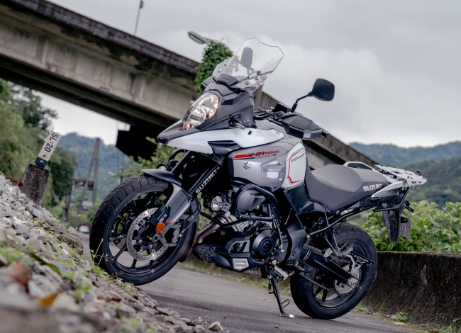 man nhan ngam suzuki v-strom 1000 dua ban den tan chan troi goc bien hinh anh 1