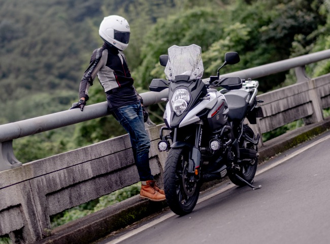 man nhan ngam suzuki v-strom 1000 dua ban den tan chan troi goc bien hinh anh 18