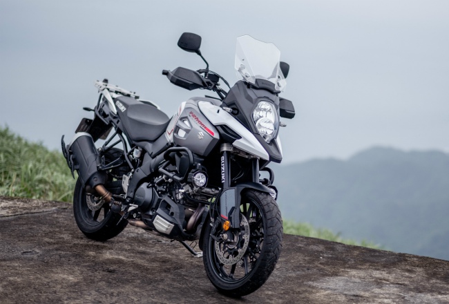 man nhan ngam suzuki v-strom 1000 dua ban den tan chan troi goc bien hinh anh 19