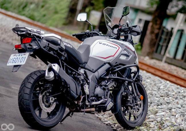 man nhan ngam suzuki v-strom 1000 dua ban den tan chan troi goc bien hinh anh 20