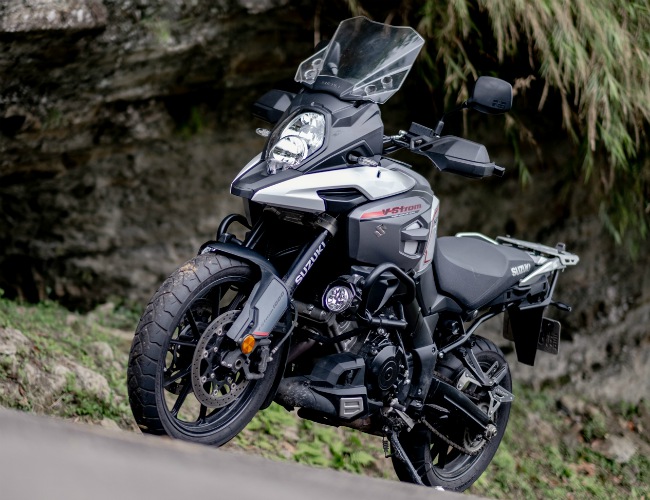 man nhan ngam suzuki v-strom 1000 dua ban den tan chan troi goc bien hinh anh 3