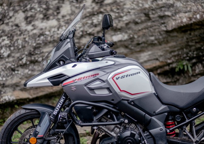 man nhan ngam suzuki v-strom 1000 dua ban den tan chan troi goc bien hinh anh 5