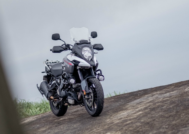 man nhan ngam suzuki v-strom 1000 dua ban den tan chan troi goc bien hinh anh 7