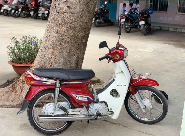 Honda Super Dream hàng độc còn mới tinh sau 16 năm