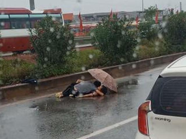 Nóng 24h qua: Đau xót hình ảnh chồng ôm thi thể vợ ngồi dưới mưa trên cao tốc
