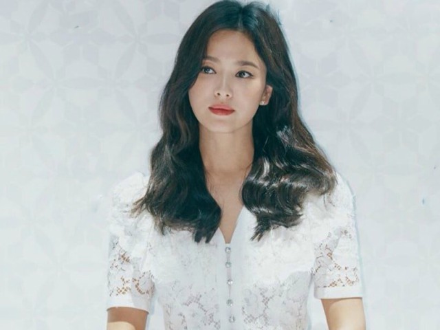 Kiểu trang điểm ”phụ nữ độc thân quyến rũ” của Song Hye Kyo được khen hết lời
