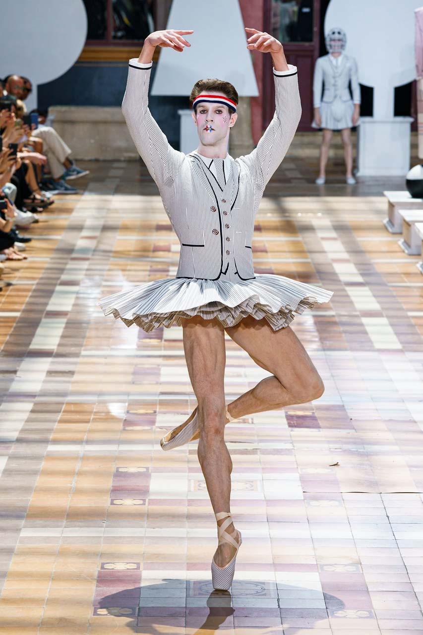 Show thời trang nam cực độc đáo Đàn ông mặc váy ballet đầm đèn lồng